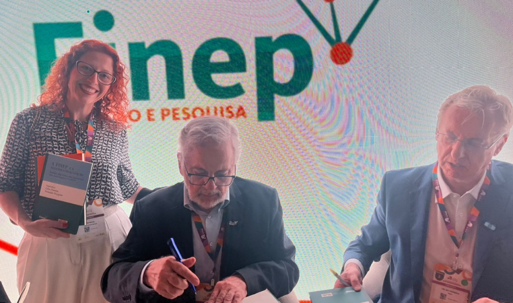 Patrícia alongside the book organizers, Fernando Peregrino, Chief of Staff of the Presidency of Finep, and Eduardo Pansera, President of Finep.