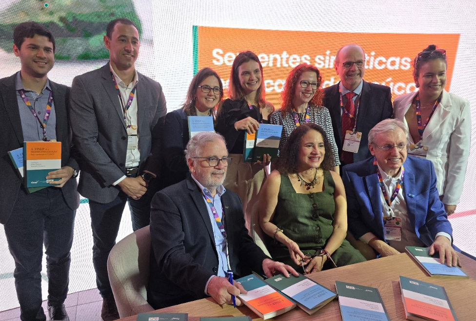 Junto da ministra de Ciência e tecnologia, estou tentando conseguir a foto oficial do evento.